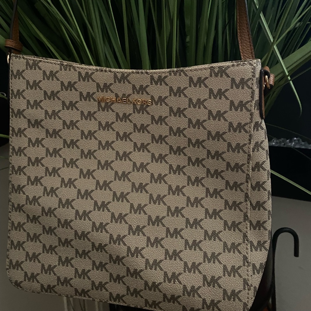 ✨Jet Set Travel Michael Kors Messenger bag✨